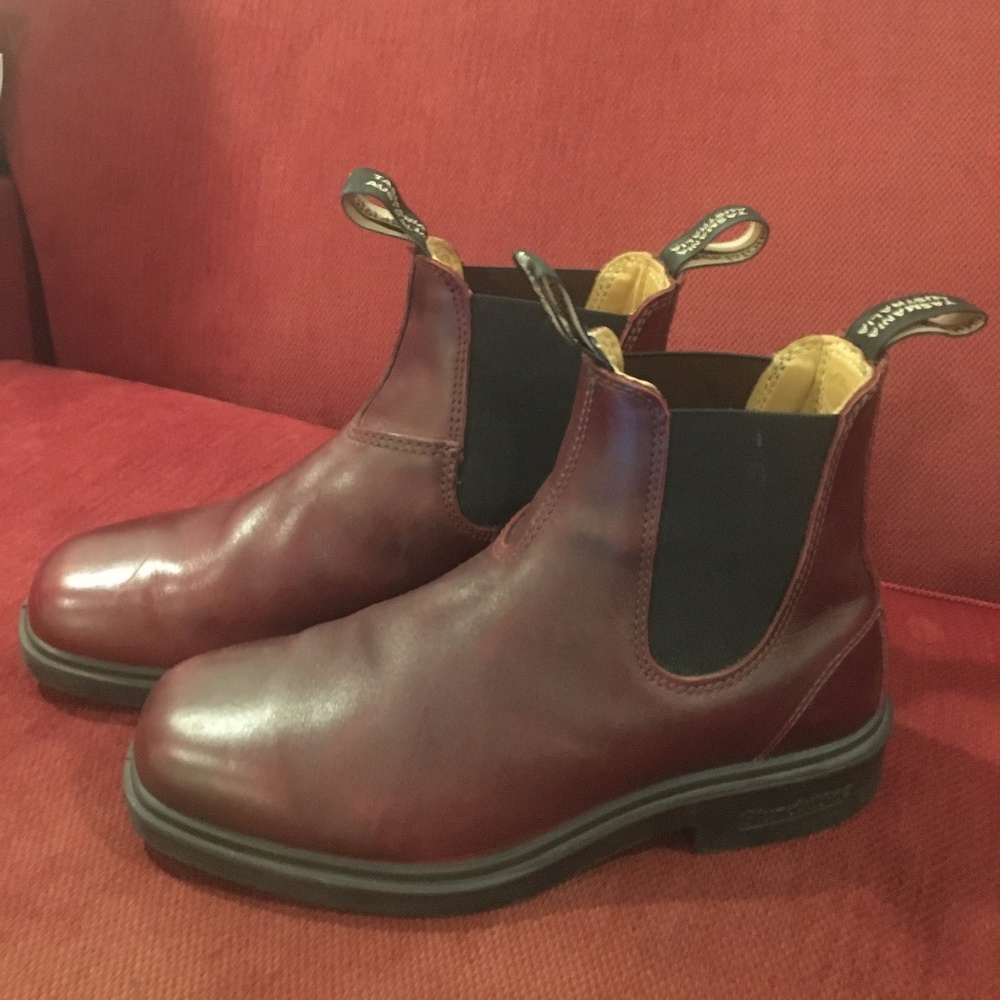 Blundstone burgundy chisel toe/dress boot - size 9.5W